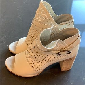 Latitude Femme white booties